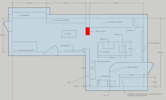 Planritning av källarverkstad med arbetsbänk, såg, hyvel, spånsug, förvaring och plats för svets. En vägg är markerad för borttagning.