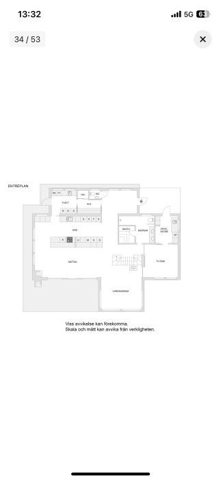 Planskiss över entreplan med rum markerade som kök, vardagsrum, och badrum. Trappan nämns i texten. Avvikelser kan förekomma.