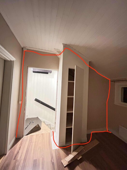 Övervåning med trätrappa, markerad vägg och hall med golv i trä. Fråga om väggen är bärande.