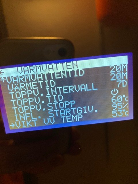 Bild på displayen för en Thermia värmepump som visar inställningar för varmvatten, inklusive temperatur och varaktighet.