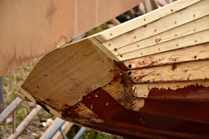 Närbild på en båt med en nylagd, bearbetad köldel av trä, där vinklar och sammansättning av plankor syns tydligt.