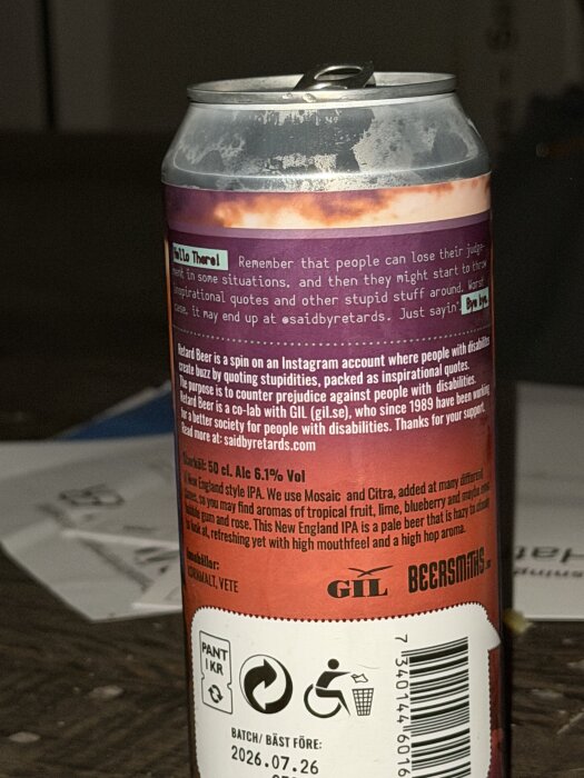 Nära bild på en ölbaksideetikett med text som förklarar konceptet bakom ölet. Tydlig information om IPA-stil och ingredienser.