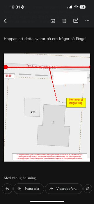 Karta som visar en fastighetsplan med rördragning för spillvatten ut till gatan. Markeringar visar ledningens status och problemområde.