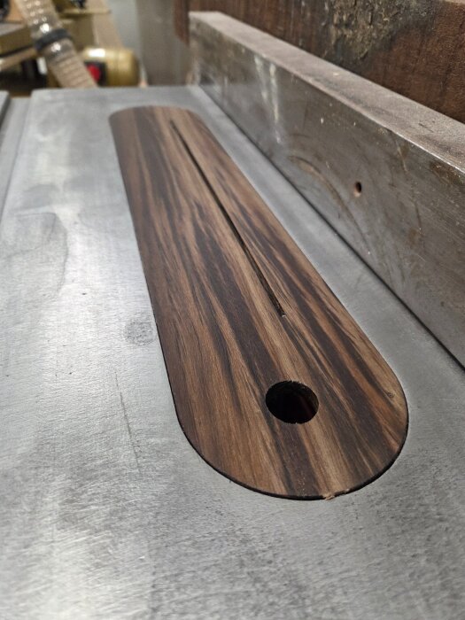 Throat-plate i peruansk valnöt på bordsåg, med N42-neodymium magneter för stadga.