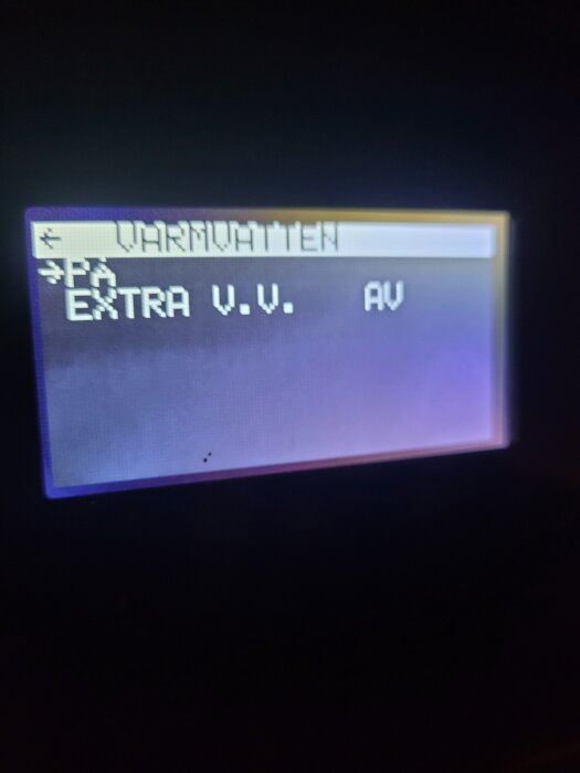 Skärm på display som visar "Varmvatten" med valet "Extra V.V." avstängt.