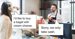 Kund beställer bagel med färskost av leende kassör men får veta att endast kontanter accepteras som betalning.