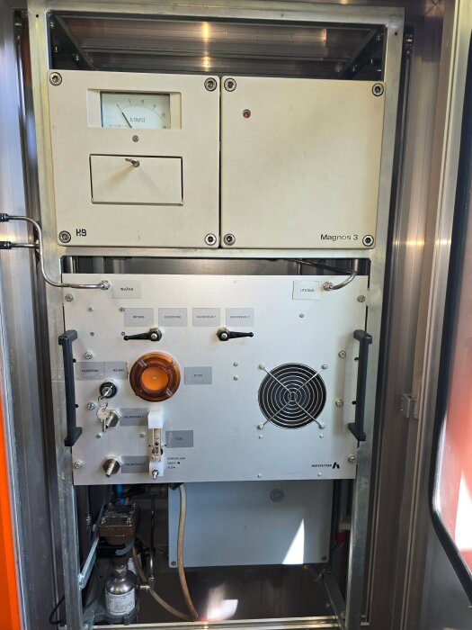 Vintage syremätningsinstrument från Hartmann & Braun inbyggt i ett skåp, med olika reglage, visare och ventiler synliga.