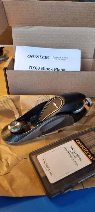 Handhyvel från Veritas i en kartong med etikett PM-V11 Blade, DX60 Block Plane.