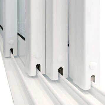 Vita skjutdörrar placerade i en spårkonstruktion, detaljer av nertill monterade delar synliga, vilket kan inkludera hjul eller glidskena.