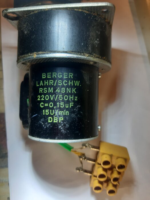 Motor Berger Lahr/Schw. RSM 48NK, 220V/50Hz med kabelanslutningar; två gula ledare i mitten och vita på ytterkanterna.