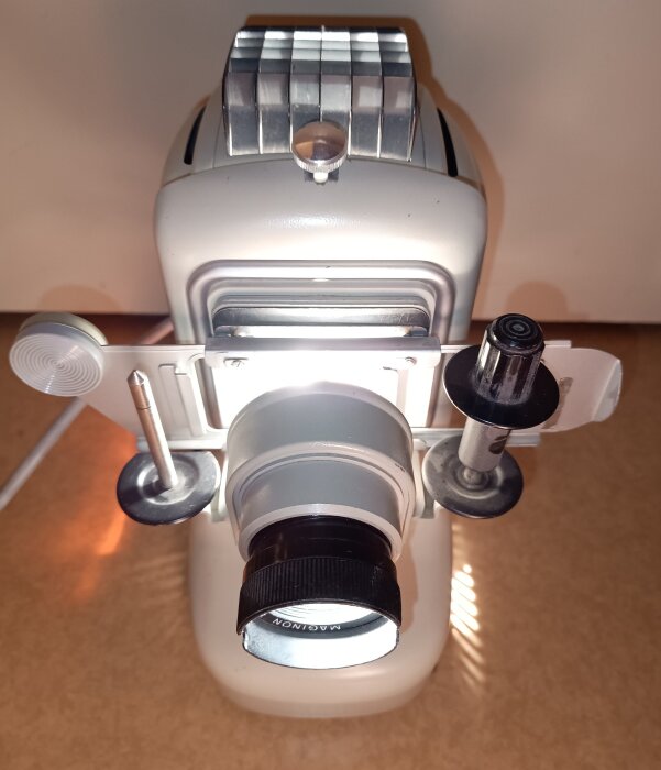 Projektor som hanterar både diaramar och bildband.