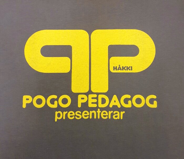 Pogo Pedagog logotyp med stora bokstäver "PP" och texten "presenterar" i gult på grå bakgrund.