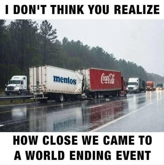 Två lastbilar krockade; en med Mentos-logga och en med Coca-Cola-logga, med humoristisk text om "världens ände".