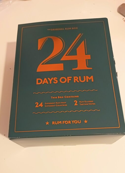 Box med texten "24 Days of Rum", innehåller 24 olika romsorter från olika länder och 2 romglas.