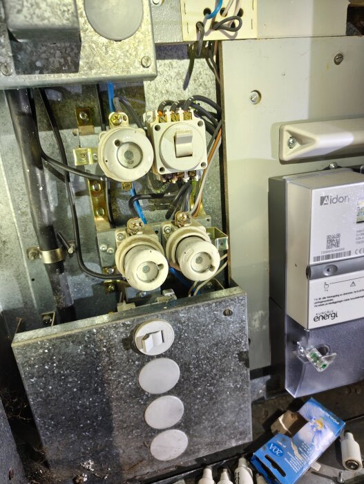 Elektrisk central med säkringar och kablar, angiven felaktighet i installationen.