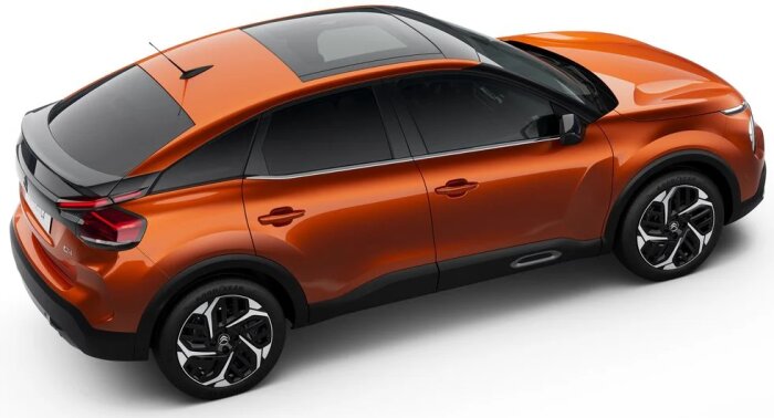 Orange Citroen e-C4 2022, elbil sedd från sidan, fyrdörrars SUV-design med svarta fönster och detaljer.