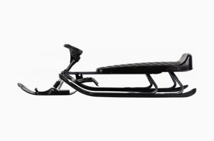 Svart snowracer sett från sidan, med styrstång och sits, perfekt för vinterlek och potentiell julklapp till barnen.