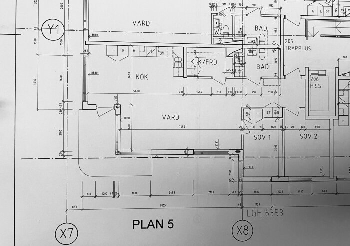 Planritning över en lägenhet med markeringar för olika rum som kök, vardagsrum, sovrum. Tjock linje mellan lägenheter antyder gräns eller vägg.