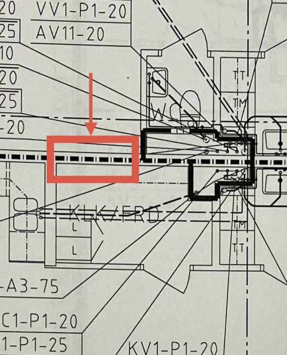 Ritning av lägenhet med röd markering där två hål planeras i en betongvägg, röd pil pekar på tjock linje mellan två lägenheter.