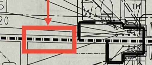 Ritning med streckad linje markerad av en röd rektangel och pil, eventuellt visar vattenstammens placering i väggen.