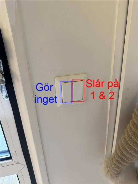 Dubbelströmbrytare där ena knappen inte gör något och den andra styr både lampa och eluttag, markerat med blå och röd text.