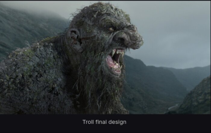 En stor, skrämmande trollfigurin, täckt av mossa och stenstruktur, står i ett bergigt landskap under en mulen himmel.