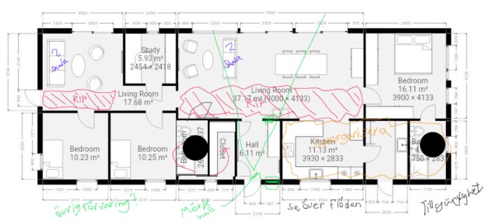Planritning av ett hus med olika rum markerade, inklusive vardagsrum, sovrum, kök, badrum och en hall. Mått och anteckningar finns i färg.