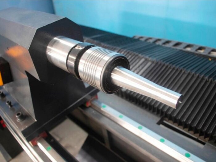 CNC-svarvspindel i närbild med kullager, diskussion om kostnad och prestanda för metall- och träsvarvar.