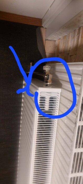 Värmeelement med kopplingar, en blå slinga markerar en specifik anslutning.