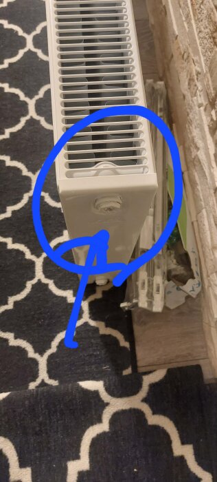 Radiator med blå målad cirkel markerande en anslutning på sidan, fråga om rätt koppling.