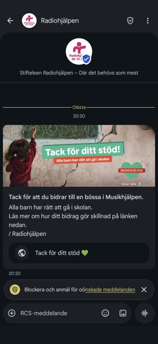 Barn ritar på en griffeltavla med texten "Tack för ditt stöd! Alla barn har rätt att gå i skolan" och Musikhjälpens logotyp.