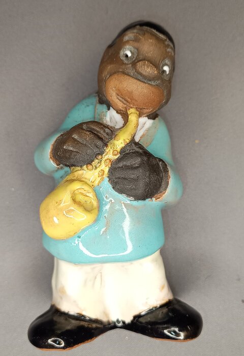 Keramikfigur från Tore Borg föreställande en man i blå tröja som spelar saxofon.