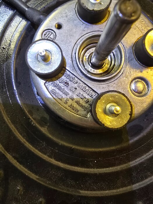 Närbild på ett lager och mekaniska delar i en SEBOvex FTX med inskriptioner på metallen, fokus på central axel och omgivande fästen.