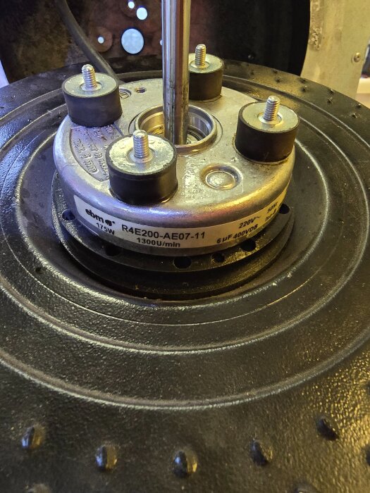 Närbild på SEBOvex FTX-enhetens lager och vibrationsdämpare med synlig axel och clips, delvis borttagna för reparation.