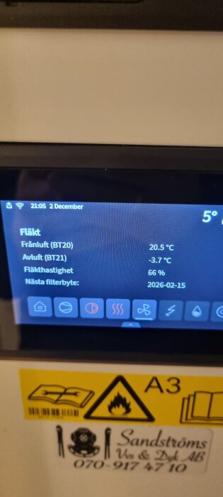 Skärm som visar fläkttemperaturer och inställningar på en värmepump, med datum och tid högst upp samt information om nästa filterbyte.