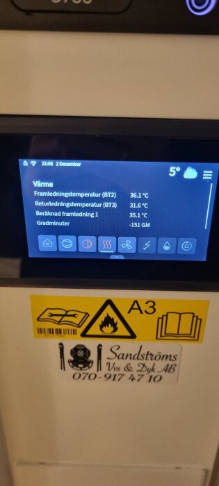 Display av värmepump med framledningstemperatur 36,1°C, returledningstemperatur 31,6°C och beräknad framledning 35,1°C; utetemperatur 5°C.
