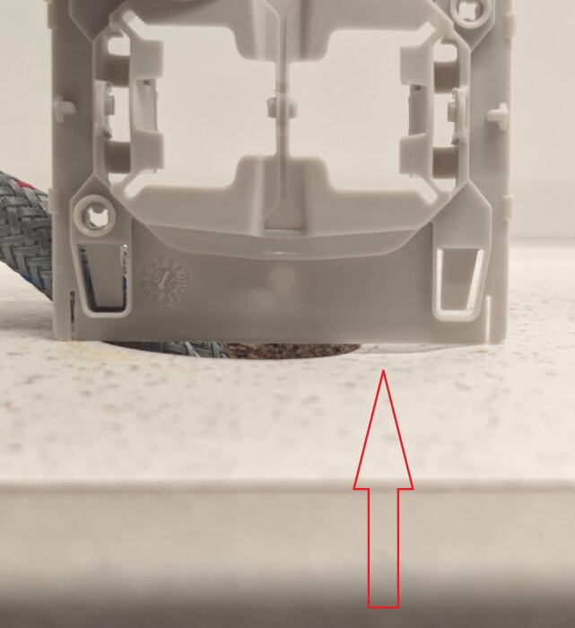 Deformation i laminatskivan med plastskiva ovanpå, visar nedsänkning av ytan.