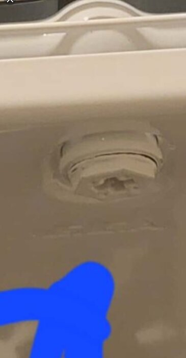 Närbild av en möjlig luftningsnippel på en radiator, med diskussion om dess funktion och ventilkoppels placering.