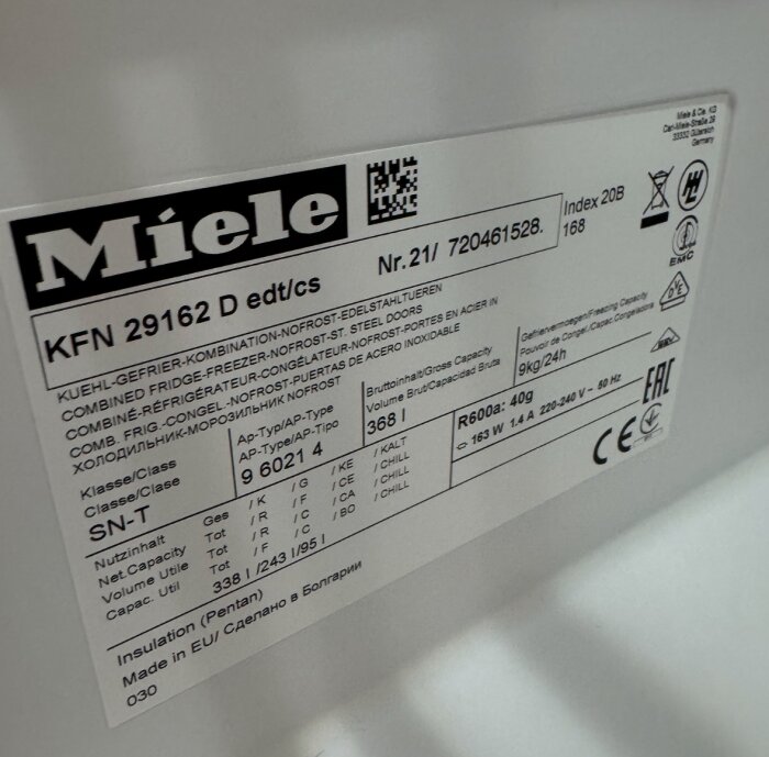 Etikett med specifikationer för en Miele KFN 29162 D kombinerad kyl och frys, inklusive energiklass, kylmedium och kapacitet.