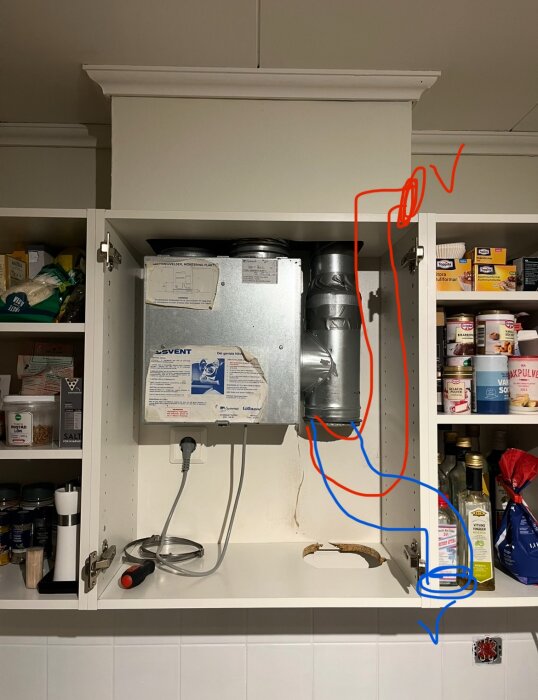 Öppen köksskåp med borttagen kåpa och installerad kryddhyllefläkt. Röd och blå linje visar planerad frånluftsdragning med slang. Verktyg och kryddor syns.