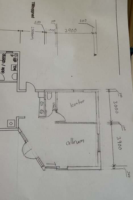 Ritning av husets planlösning med kontor, allrum och måttangivelser.