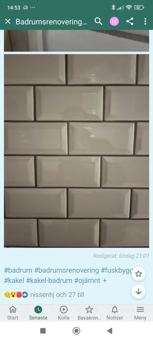 Vitt kakel i tunnelbansstil med ojämna fogar, del av amatörmässig badrumsrenovering diskuterad i forumtråd.