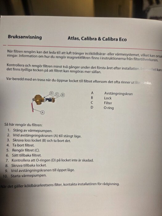 Bruksanvisning för rengöring av filter till Atlas, Calibra & Calibra Eco med beskrivning av stegen 1-10 och bild av komponenter som avstängningskran och lock.