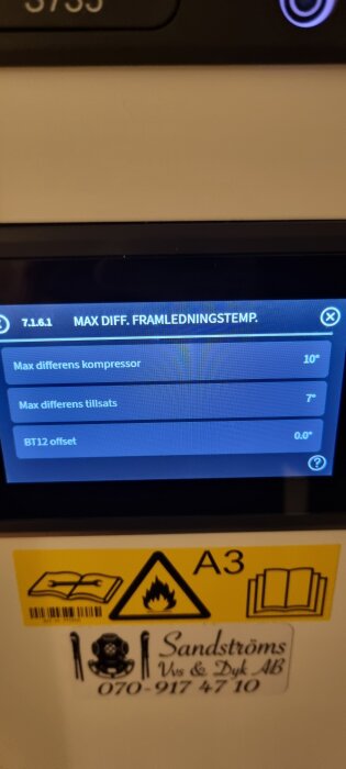 Kontrollpanel på värmepump, visar inställningar för max differens på kompressor och tillsats samt BT12 offset. Varningsskylt och kontaktinfo nedan.