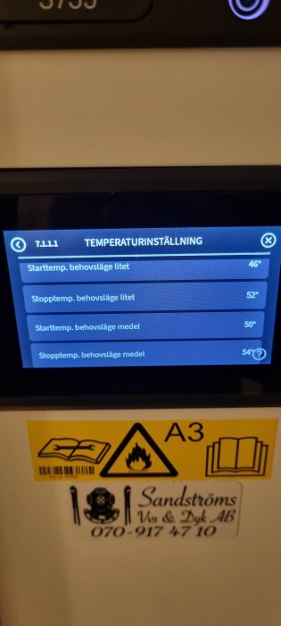 Temperaturinställningsskärm för värmepump, visar start- och stopptemperaturer för olika behovslägen. Varningsdekaler och kontaktinformation nedan.