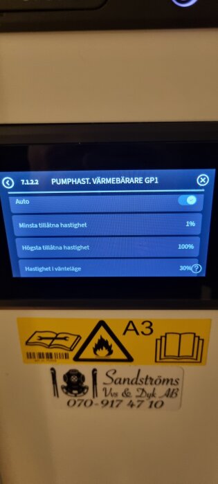 Skärm på värmepump visar inställningar för pumphastighet, med minsta och högsta tillåtna hastigheter samt vänteläge. Varningssymboler nedanför.