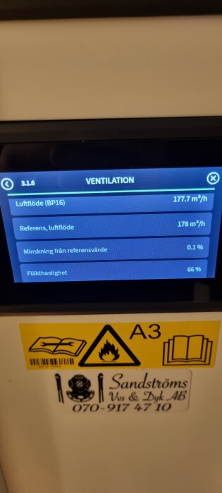 Skärm med ventilationens flödesinformation: luftflöde 177,7 m³/h, referens 178 m³/h, skillnad 0,1 %, fläkthastighet 66 %, varningsdekal nedanför.