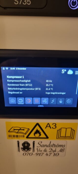 Display på värmepump med information som kompressorhastighet (49 Hz), kondensor- och returlufttemperatur (35.7°C, 31.6°C) och inga begränsningar.