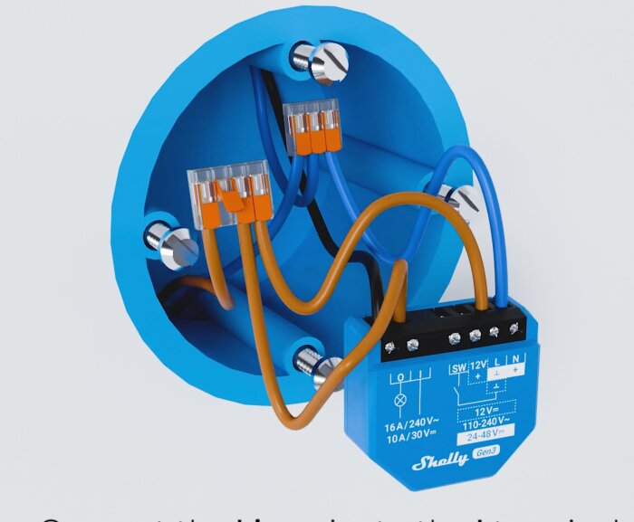 Elektrisk kopplingsbox med flera anslutna kablar, en blå enhet märkt "Shelly" och en svart kabel kopplad till en kontakt.