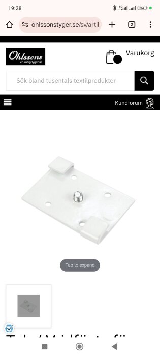 Vit metallplatta med fyra hål, en upphöjd skruv i mitten och två upphöjda kanter, används som u-skenans fäste.